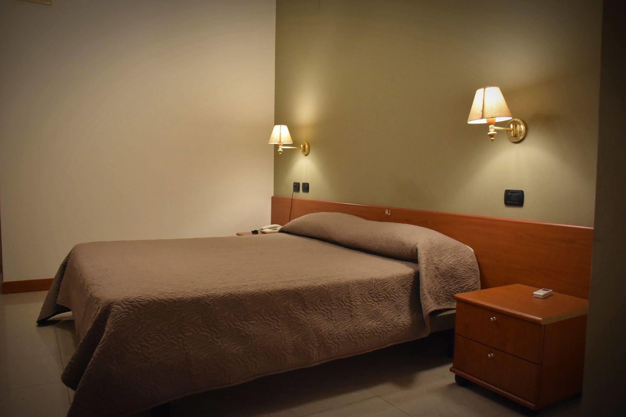 Hotel Joy กัสเตลโวลตูร์โน ภายนอก รูปภาพ